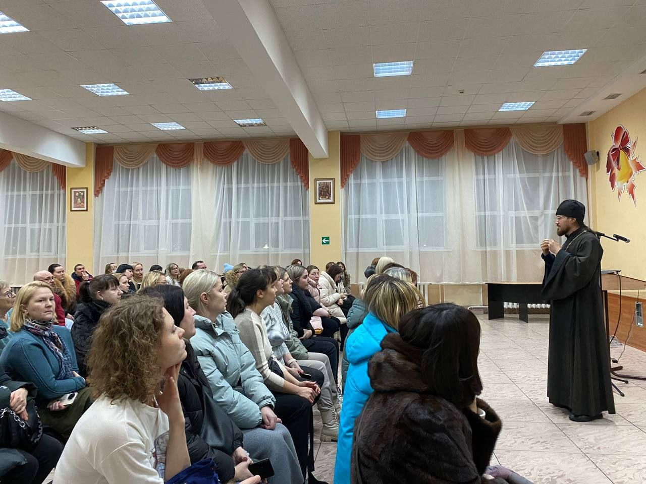 Настоятель и сотрудник Воскресенской церкви рассказали о курсе ОПК родителям. 