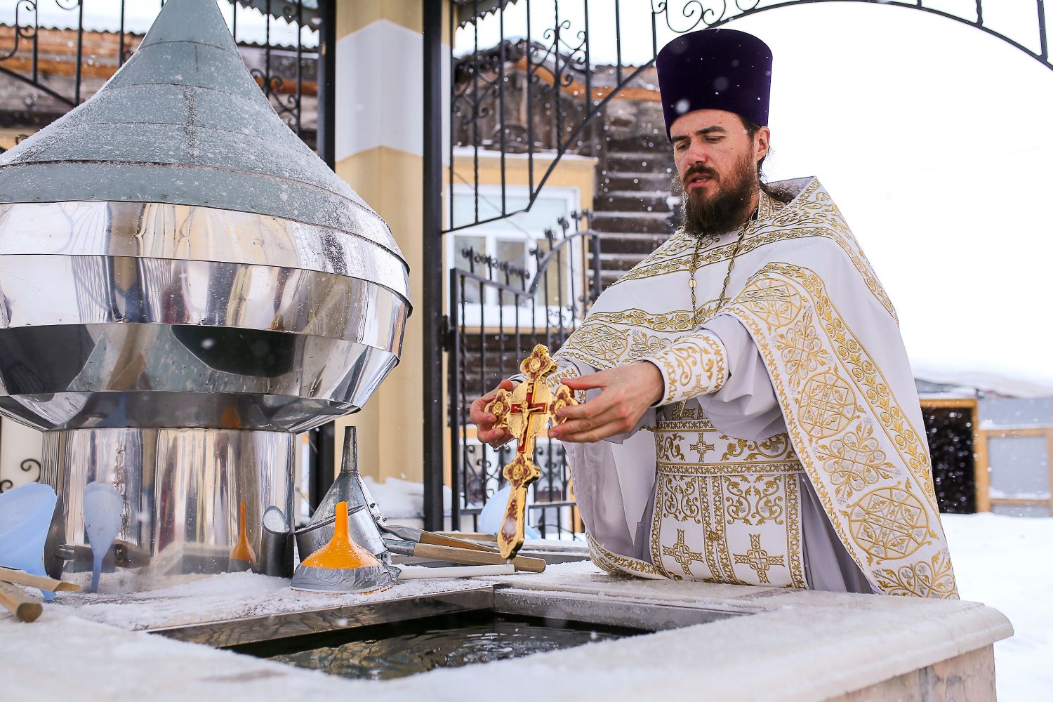 Помощь в разливе Святой воды