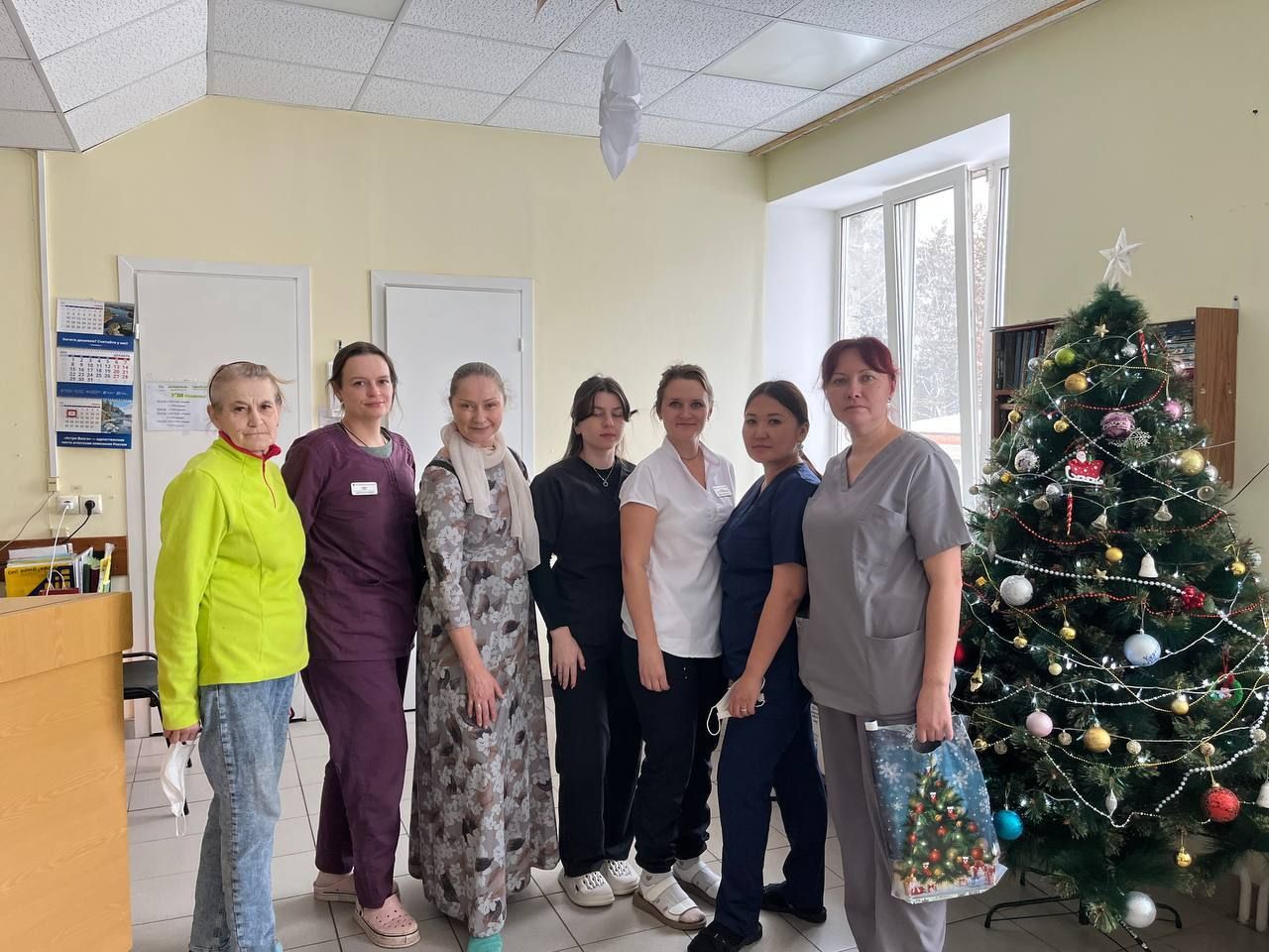 Волонтеры Воскресенского Храма поздравили медперсонал МСЧ №2 с Рождеством Христовым