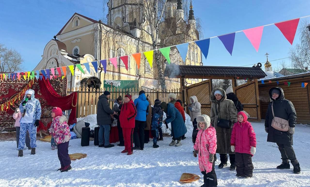 На территории Воскресенской церкви прошёл семейный праздник Масленицы.