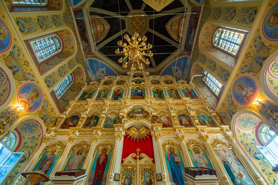 Роспись и иконостас верхнего храма
