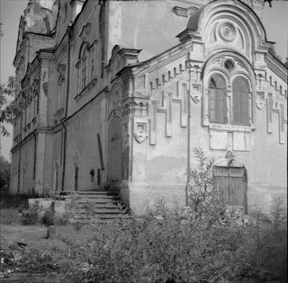 Воскресенская церковь в 1970-е годы: боковой фасад и крыльцо
