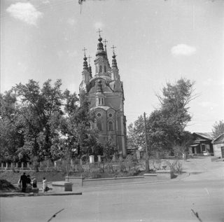 Воскресенская церковь в 1970-е годы: храм и площадь перед ним