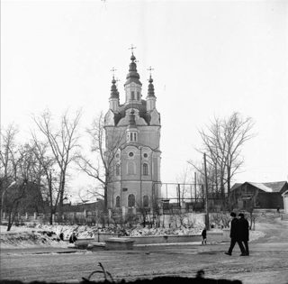 Воскресенская церковь в 1970-е годы: колокольня, вид с улицы