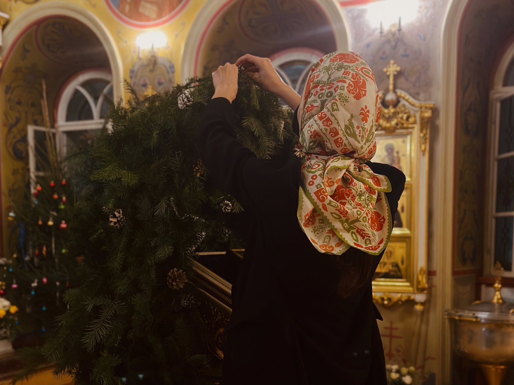 Подготовка храма к Рождеству с помощью молодежного клуба