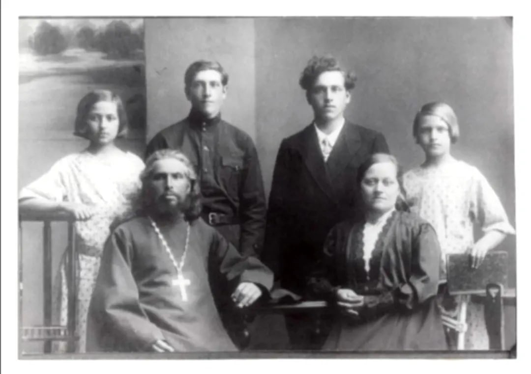 Семья в полном составе - сам священник, его супруга, Евдокия Ивановна, и дети.