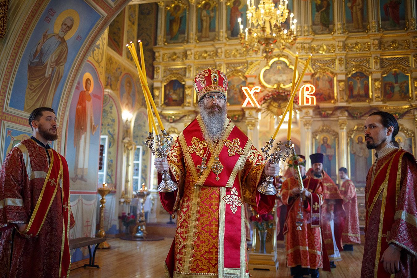 Митрополит Ростислав возглавил Божественную Литургию в Воскресенской церкви в светлый четверг